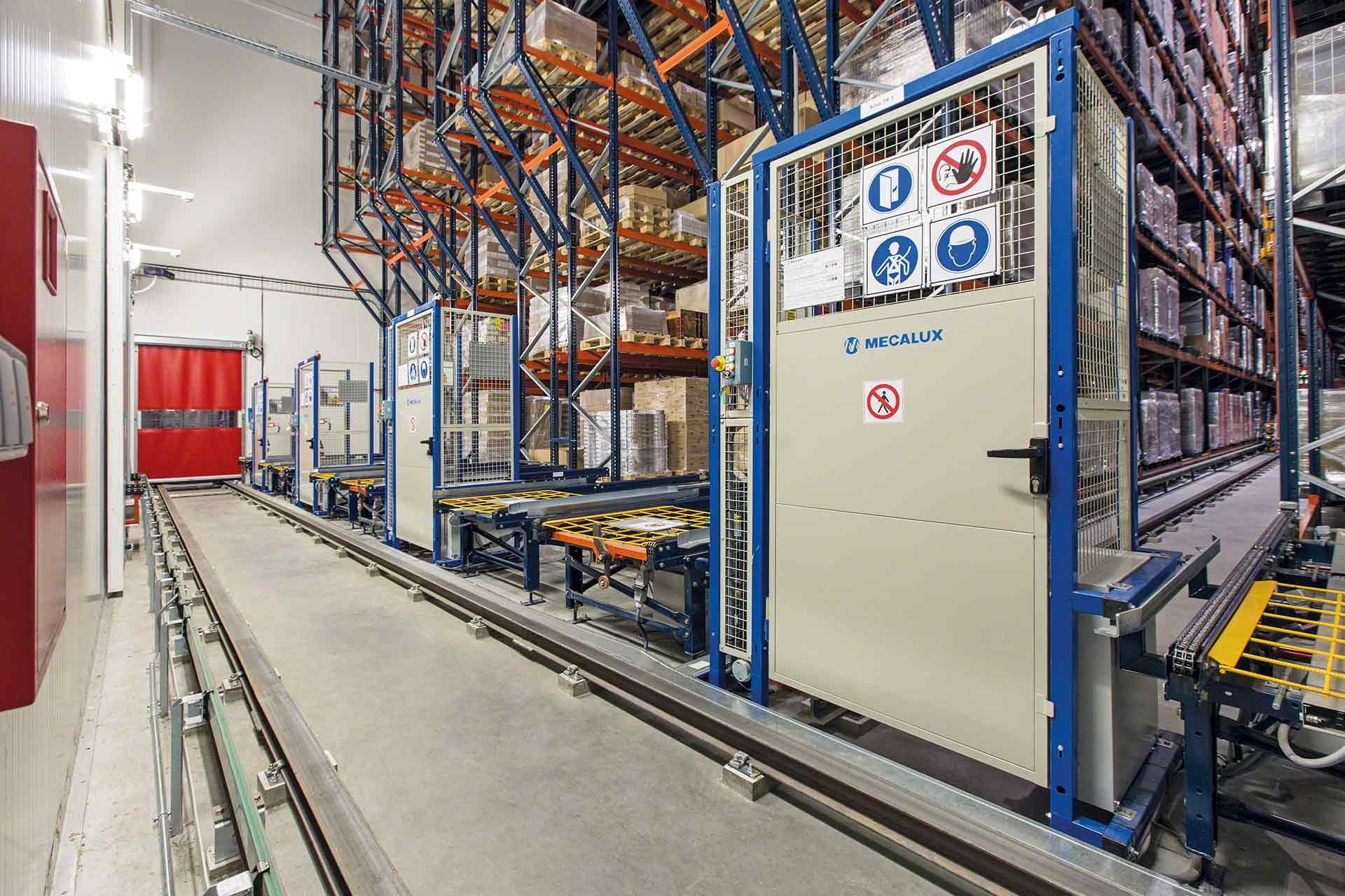 Vista do armazém refrigerado automatizado Schaal Chocolatier com acesso SAS em segundo plano Vista do armazém refrigerado automatizado Schaal Chocolatier com acesso SAS em segundo plano