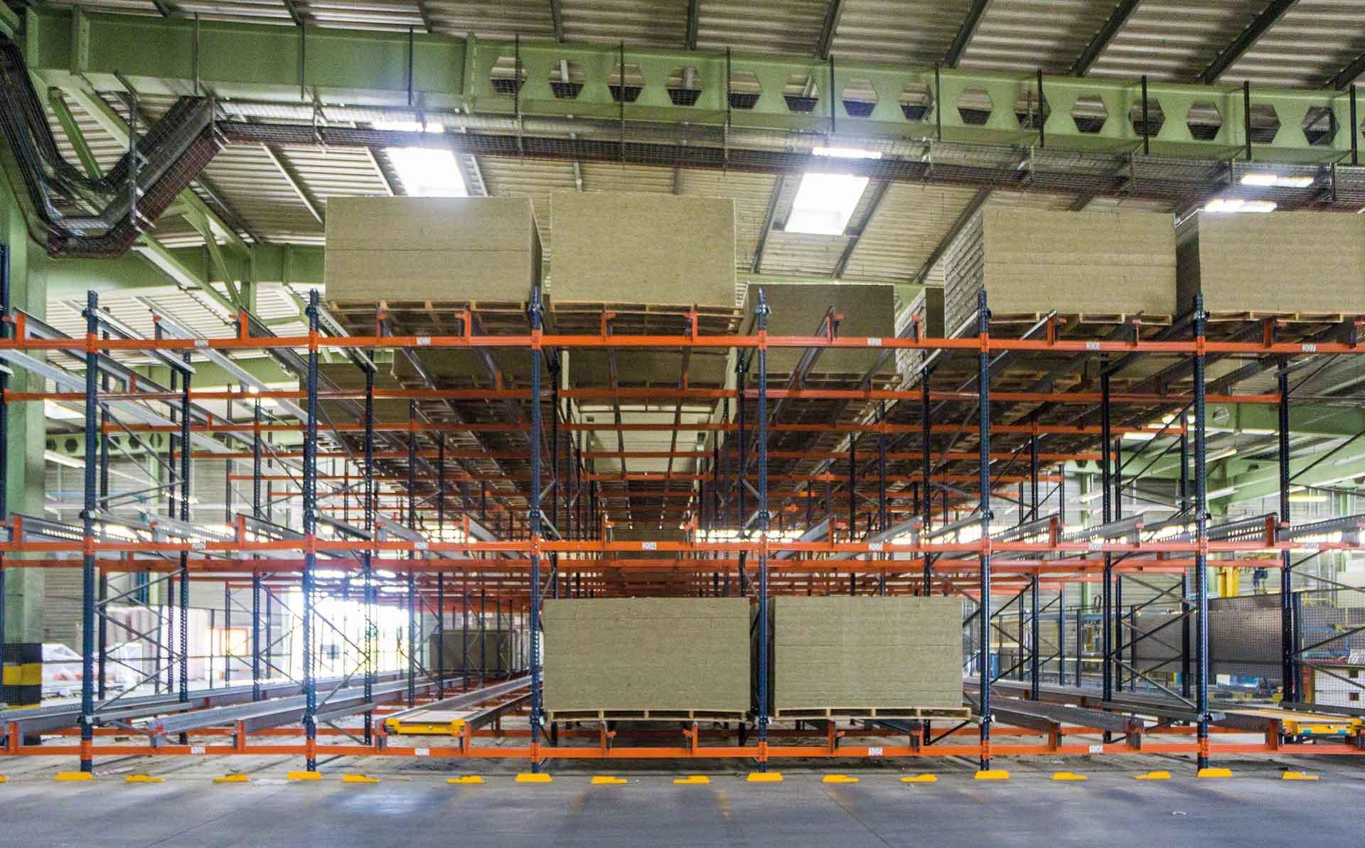 A aliança entre armazenamento compacto e Pallet Shuttle permite operar com mercadorias volumosas A aliança entre armazenamento compacto e Pallet Shuttle permite operar com mercadorias volumosas