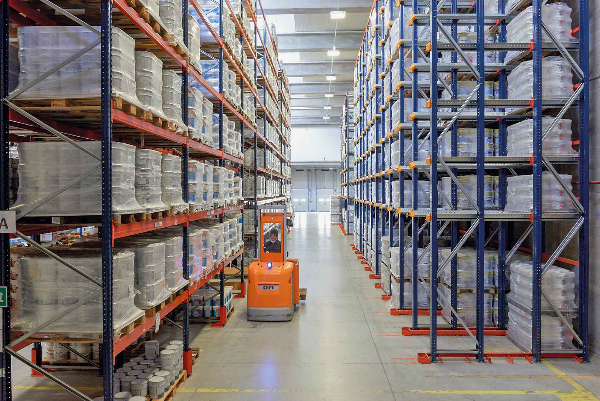 O armazenamento de produtos químicos envolve riscos específicos a serem considerados no projeto das instalações O armazenamento de produtos químicos envolve riscos específicos a serem considerados no projeto das instalações