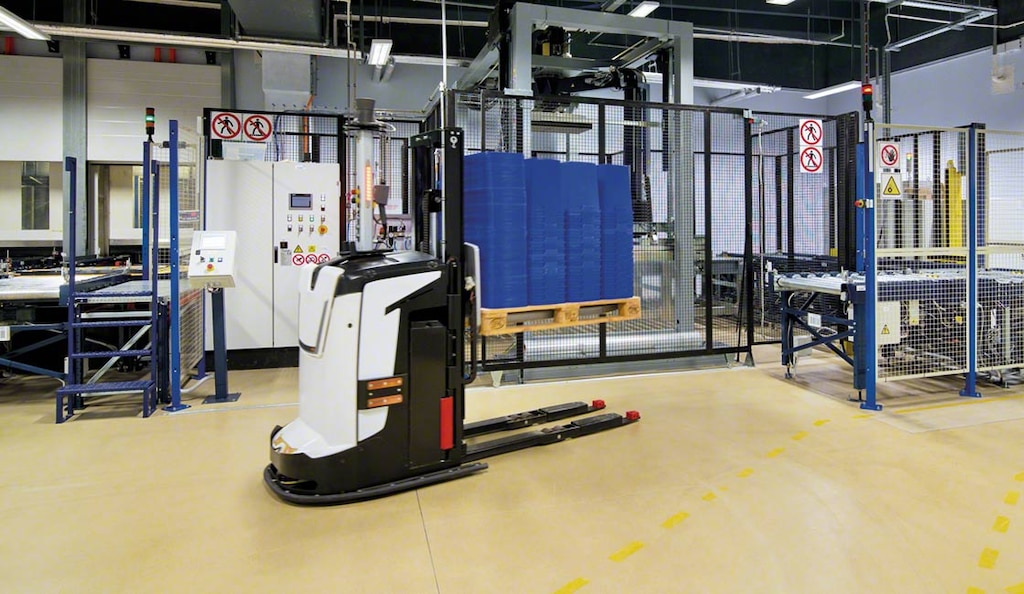 Os robôs AGV agilizam o fluxo de mercadoria no armazém automático da Novartis na Polônia