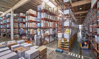 As técnicas de armazenamento são as estratégias utilizadas pelas empresas para acomodar os artigos no armazém