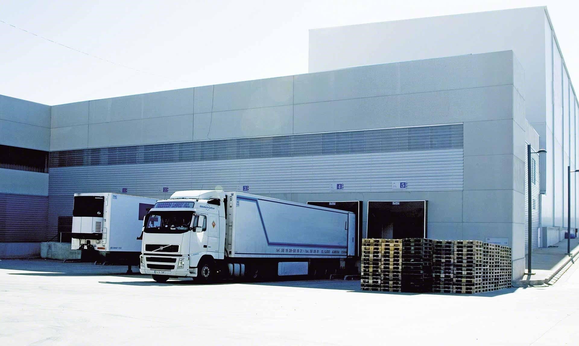 Os caminhões de carga descarregam no armazém como parte das operações de cross-docking Os caminhões de carga descarregam no armazém como parte das operações de cross-docking
