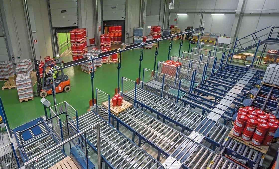 Os sistemas automáticos facilitam a carga e descarga das mercadorias, um aspecto fundamental para o sistema JIT Os sistemas automáticos facilitam a carga e descarga das mercadorias, um aspecto fundamental para o sistema JIT