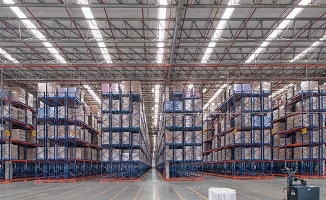A Mecalux equipou o novo armazém da Unilever no Brasil com estantes de paletização convencional que oferecem uma capacidade de armazenamento para 83.569 paletes