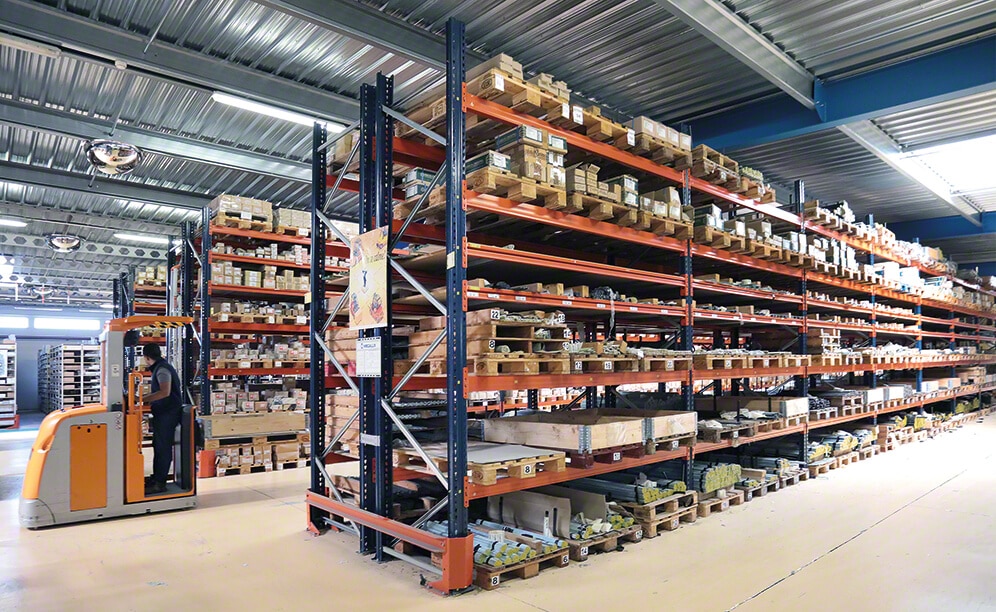 Estantes convencionais, compactas, móveis, para paletes e para picking convivem no armazém de Aviñón de Siciété Provençale de Boulonnerie (SPB), proporcionando uma ótima distribuição de sua grande variedade de produtos Estantes convencionais, compactas, móveis, para paletes e para picking convivem no armazém de Aviñón de Siciété Provençale de Boulonnerie (SPB), proporcionando uma ótima distribuição de sua grande variedade de produtos