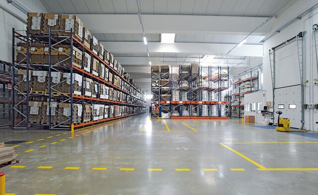 A Mecalux forneceu cinco sistemas de armazenagem que convivem em 4.500 m²