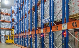 O centro logístico da Bajofrío, capaz de armazenar 6.000 paletes, foi dividido em duas câmaras frigoríficas iguais, de 1.000 m²