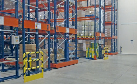 Duplicar a capacidade de armazenagem e reduzir os custos com estantes sobre bases móveis Duplicar a capacidade de armazenagem e reduzir os custos com estantes sobre bases móveis