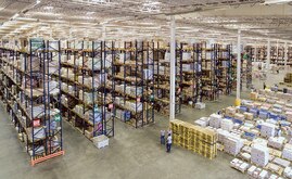 A Mecalux projetou um armazém com múltiplas soluções de armazenamento que permitem gerenciar uma grande variedade de produtos