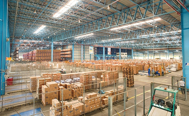 O armazém automático e autoportante da YPE com uma capacidade total de 24.168 paletes
