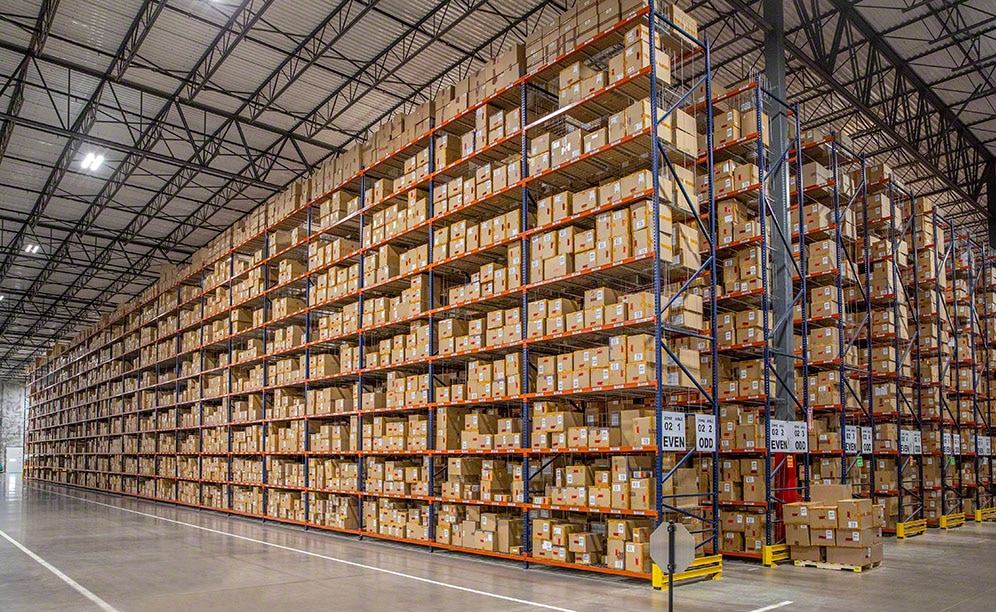 Adidas armazena 16 milhões de caixas nas estantes para paletes