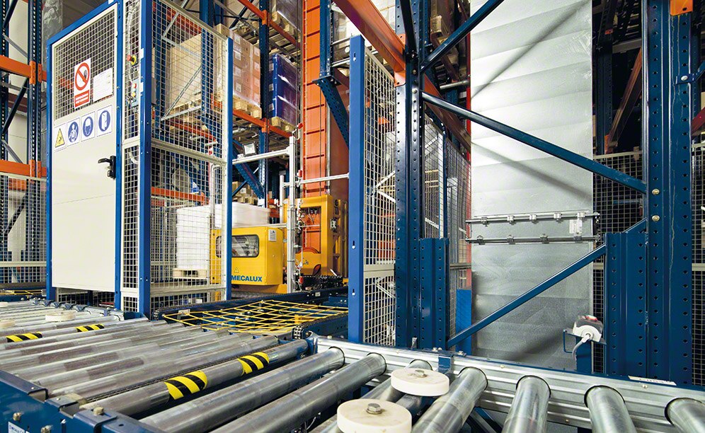 O armazém automático autoportante da Novartis na Polônia