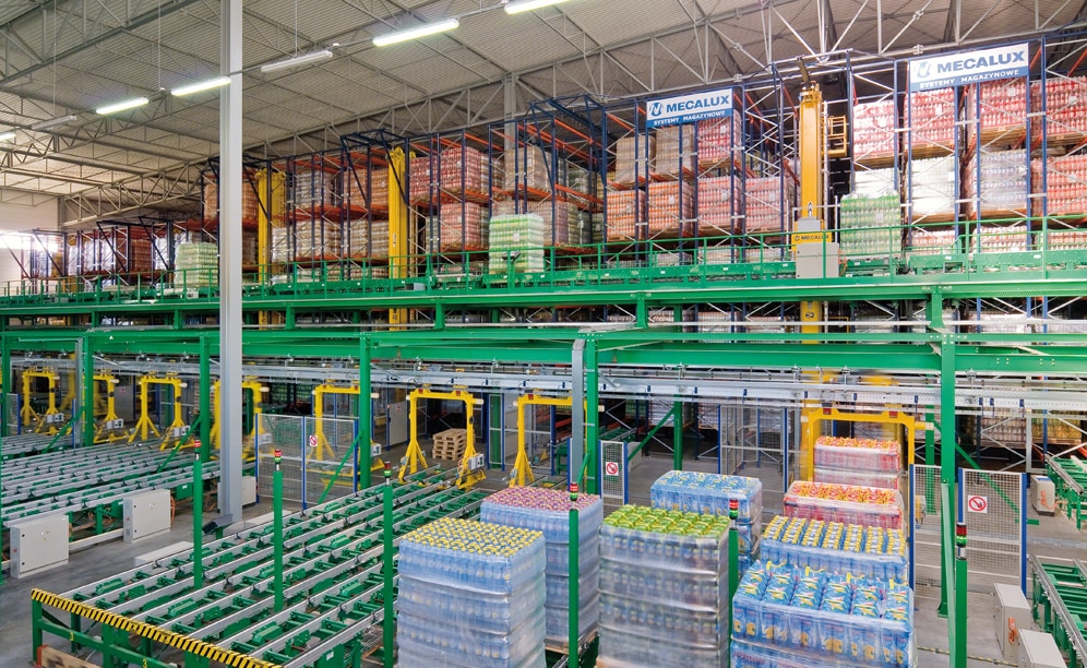 O armazém possui uma capacidade de armazenamento que possibilita receber 18.000 paletes em uma área de 7.000 m²