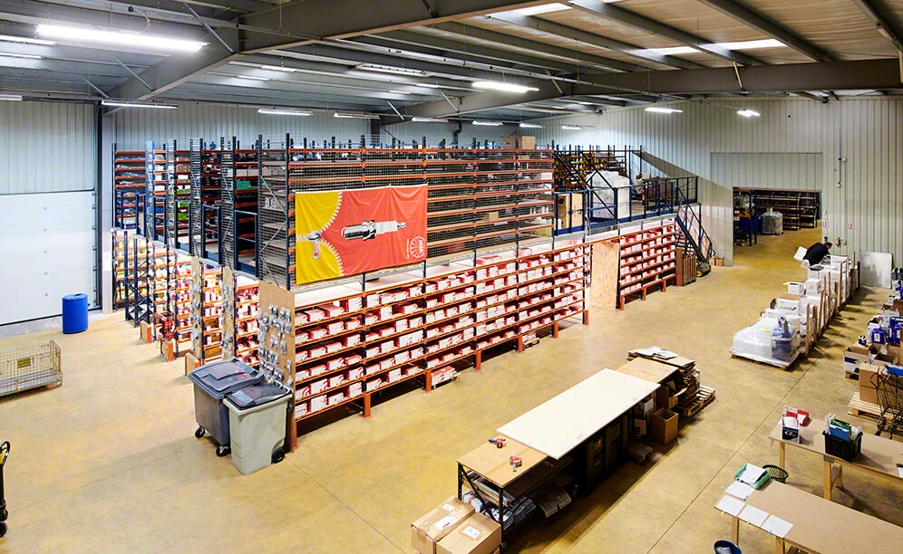 O armazém da Eagle Spare Parts, fornecedora de autopeças O armazém da Eagle Spare Parts, fornecedora de autopeças