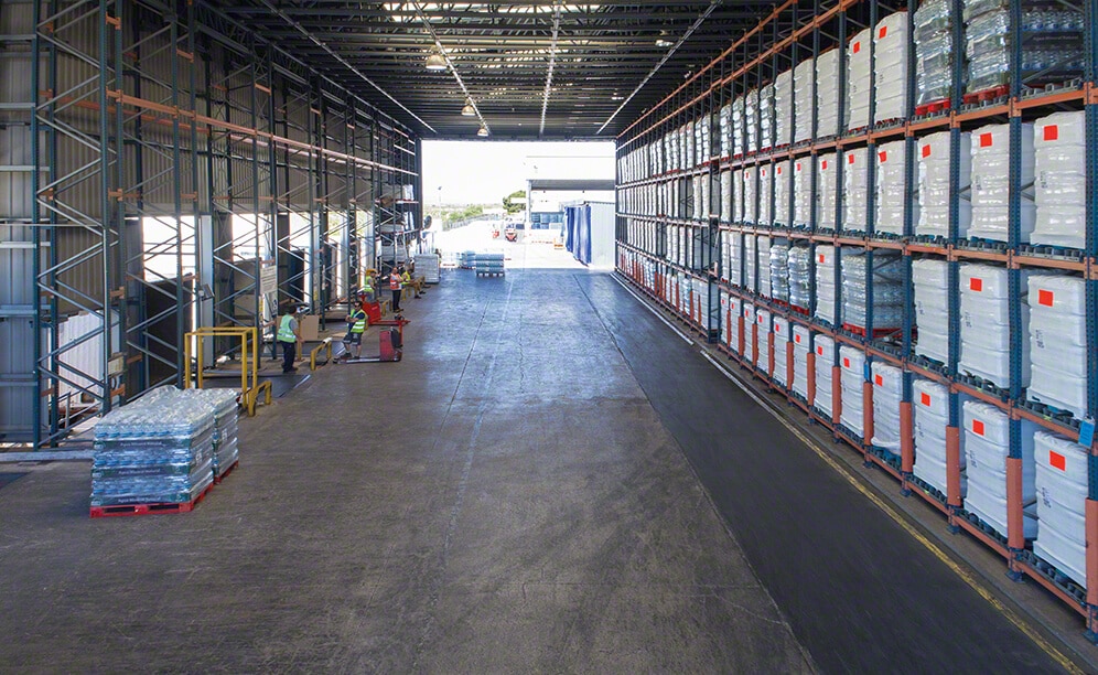 Dois armazéns autoportantes para as bebidas sem álcool da San Benedetto Dois armazéns autoportantes para as bebidas sem álcool da San Benedetto