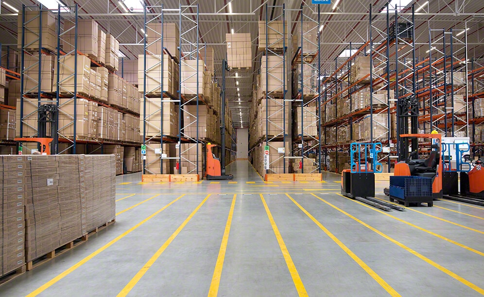 Eficiente sistema de preparação de pedidos no armazém da Decathlon na Polônia Eficiente sistema de preparação de pedidos no armazém da Decathlon na Polônia