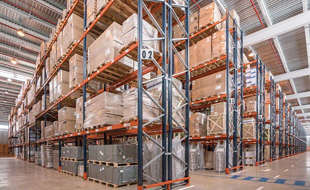 Armazém de produtos para bricolagem e jardinagem da Leroy Merlin