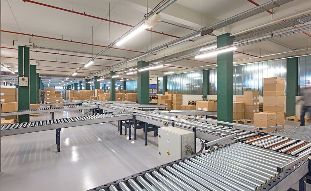 Armazém omnichannel Mephisto com transportadores de caixas
