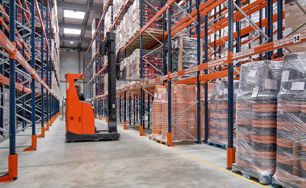 Estantes para paletes na Polônia com os plásticos da Prosperplast Estantes para paletes na Polônia com os plásticos da Prosperplast