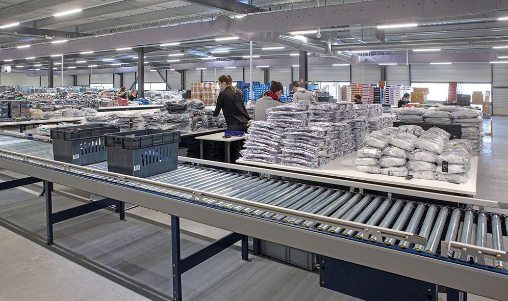 CCV: transportadores automáticos para gerenciar 20.000 produtos diários CCV: transportadores automáticos para gerenciar 20.000 produtos diários