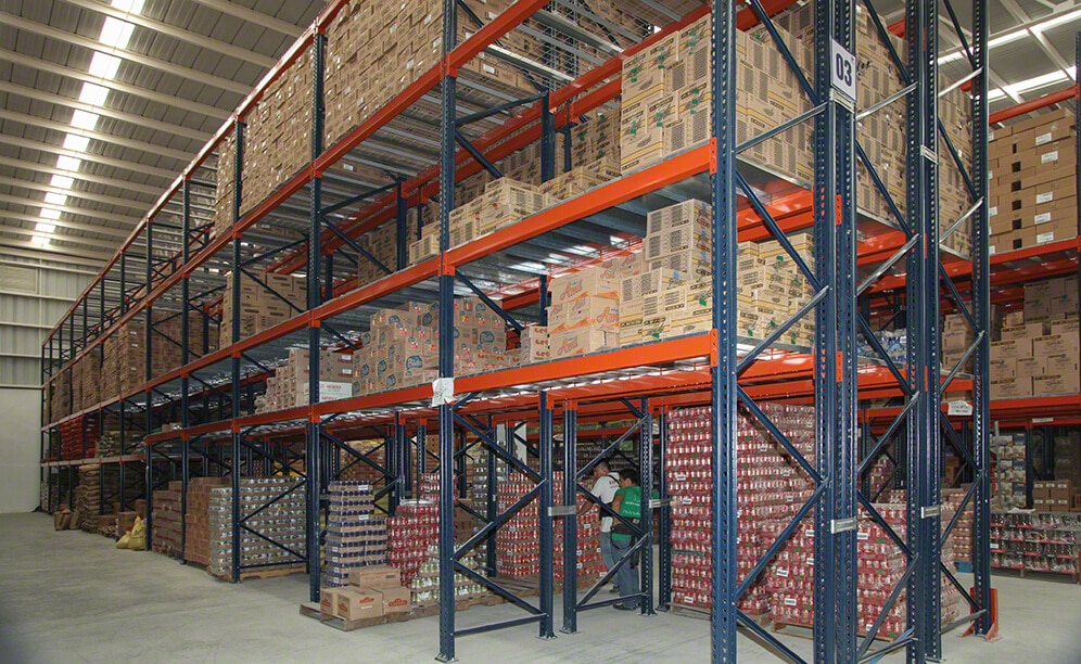 As estantes armazenam mais de 100 categorias de produtos