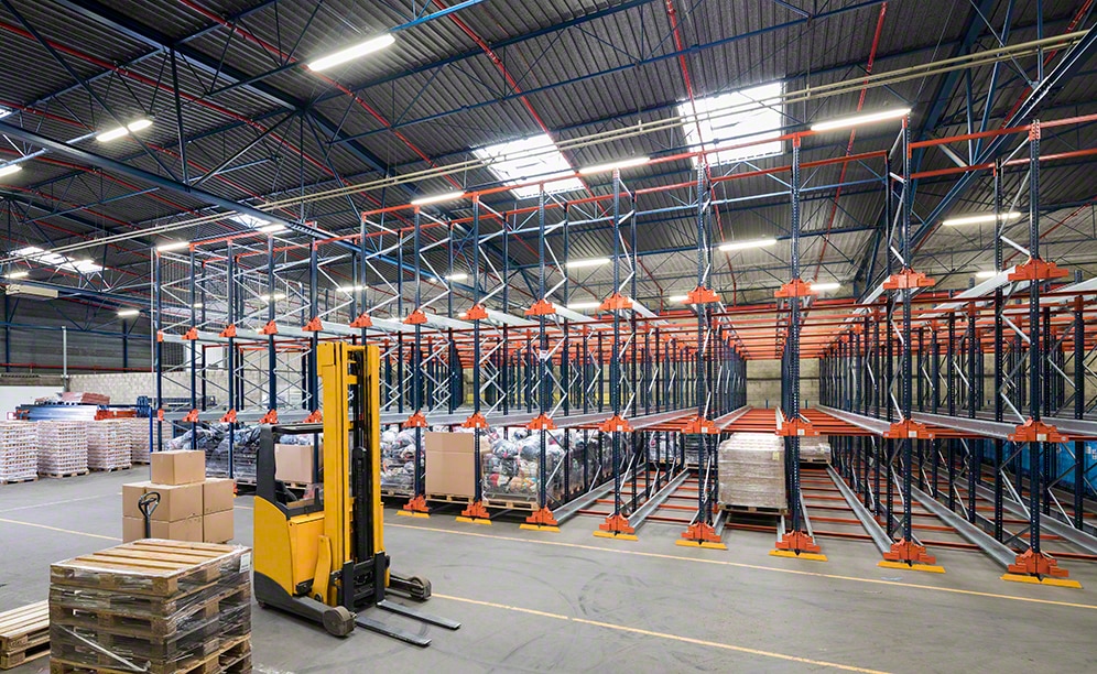 As estantes da Croix Rouge podem armazenar até 2.322 paletes As estantes da Croix Rouge podem armazenar até 2.322 paletes