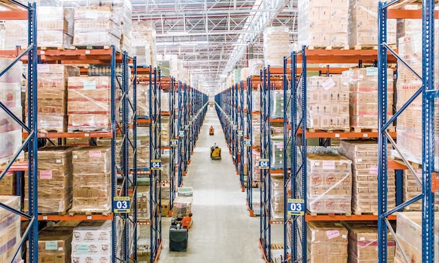 As estantes para paletes da Mecalux medem 9 m de altura