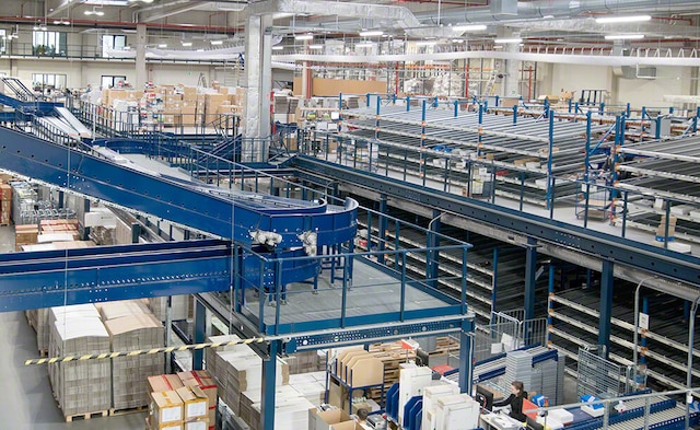 Estantes com passarelas que formam três pisos na eobuwie