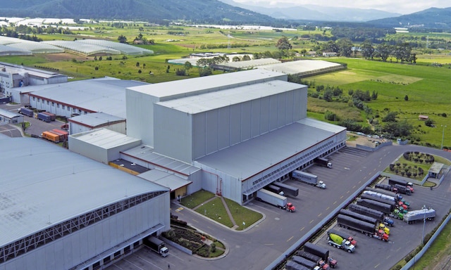 Grupo Familia conta com um armazém automático autoportante de 35 m de altura capaz de gerenciar cerca de 17.000 paletes