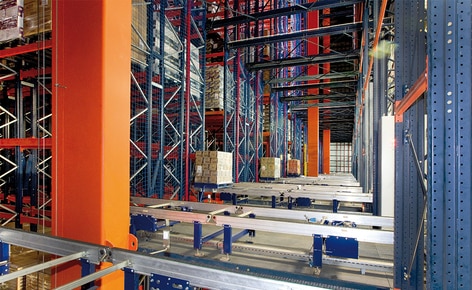 A industria alimentícia Grupo Siro multiplicou sua capacidade e produtividade com um armazém automático autoportante de 35,50 m de altura