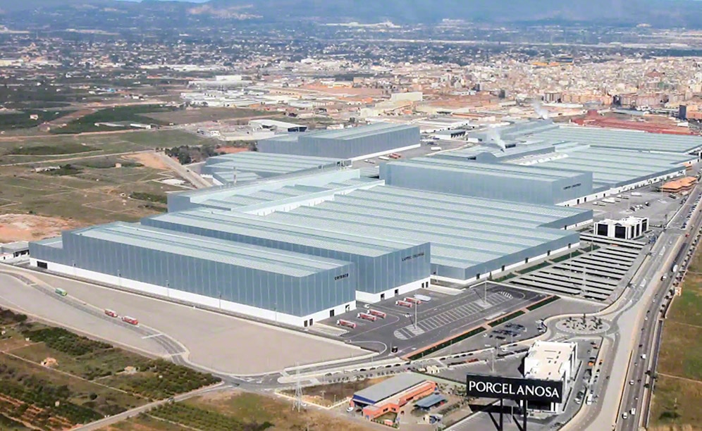 O complexo logístico da Porcelanosa Grupo em Vila-real é composto por cinco centros logísticos O complexo logístico da Porcelanosa Grupo em Vila-real é composto por cinco centros logísticos