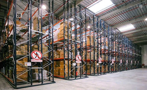 Estantes convencionais com estantes aramadas e um circuito de transportadores multiplicam a eficiência no picking de um importante fabricantes de brinquedos Estantes convencionais com estantes aramadas e um circuito de transportadores multiplicam a eficiência no picking de um importante fabricantes de brinquedos