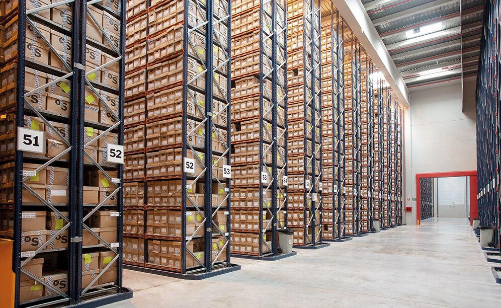 Com o propósito de aproveitar ao máximo o espaço de armazenamento, foram instaladas estantes que ocupam toda a altura do edifício e utilizam as empilhadeiras recolhe-pedidos