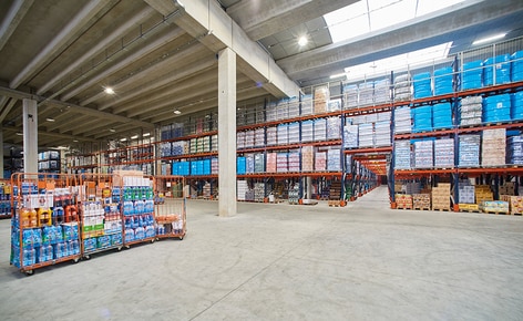 O distribuidor da rede italiana de supermercados Simply amplia seu centro de distribuição com estantes de paletização convencional O distribuidor da rede italiana de supermercados Simply amplia seu centro de distribuição com estantes de paletização convencional