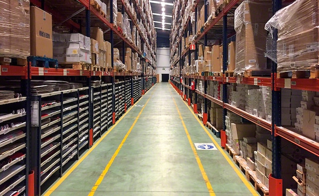 A Mecalux equipou o armazém do operador logístico Eralogistics com estantes de paletização convencional e estantes com passarelas