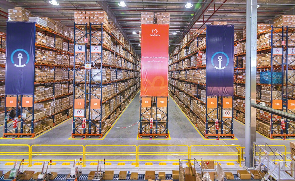 O fabricante brasileiro líder no mercado de cosméticos amplia a capacidade do seu armazém de Buenos Aires com estantes de paletização convencional O fabricante brasileiro líder no mercado de cosméticos amplia a capacidade do seu armazém de Buenos Aires com estantes de paletização convencional