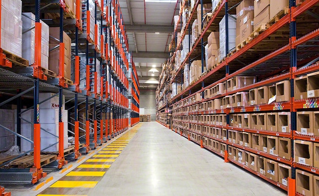 A Mecalux equipou o novo armazém da Orchestra com estantes de paletização convencional e com o sistema compacto Pallet Shuttle