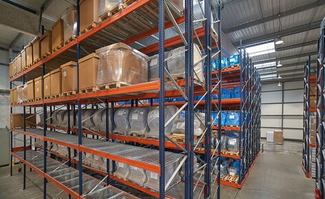 Estantes móveis e convencionais para o armazenamento de matérias primas e produtos terminados de um fabricante líder  de embalagens plásticas