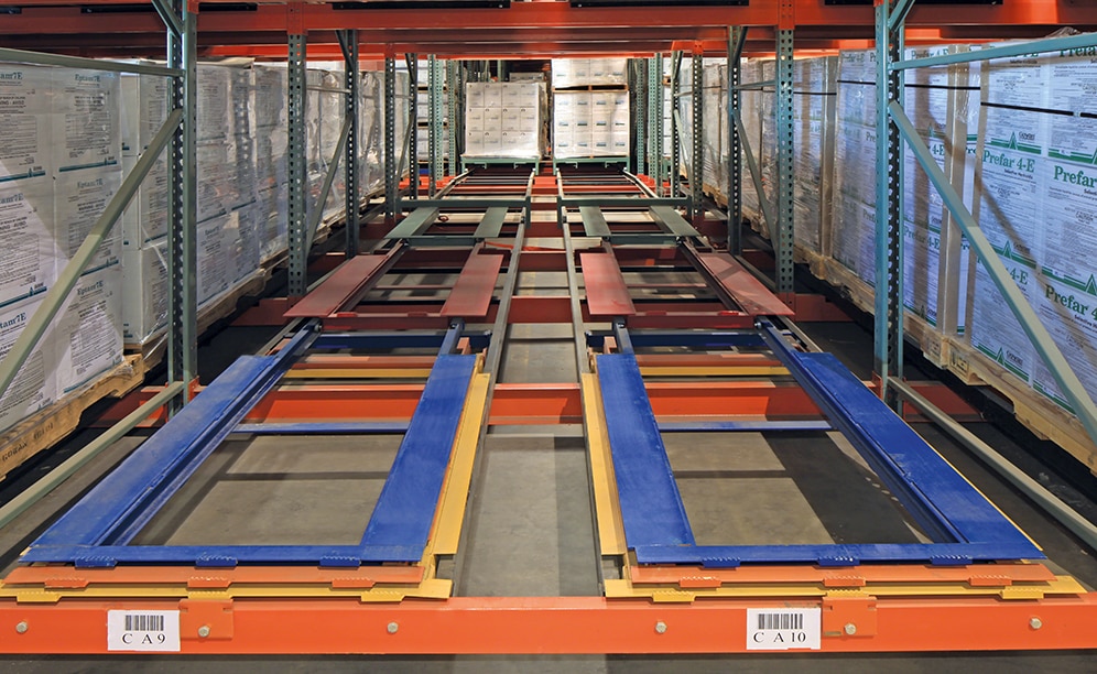 As longarinas e montantes da Interlake Mecalux são capazes de suportar estantes push-back com dois, três, quatro e até cinco paletes em profundidade