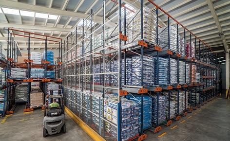 O sistema compacto Pallet Shuttle otimiza a rotatividade dos produtos de um fabricante de alimentos secos para pets O sistema compacto Pallet Shuttle otimiza a rotatividade dos produtos de um fabricante de alimentos secos para pets