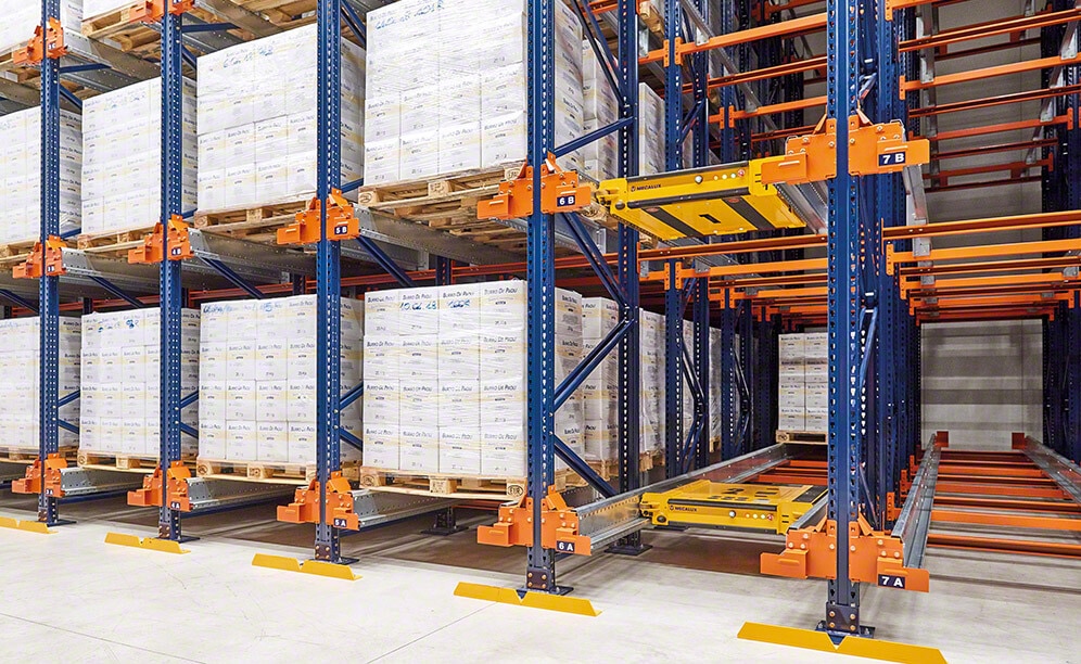 Um fabricante italiano de manteiga aumenta sua eficiência com a instalação de duas câmaras de congelamento com o sistema compacto Pallet Shuttle Um fabricante italiano de manteiga aumenta sua eficiência com a instalação de duas câmaras de congelamento com o sistema compacto Pallet Shuttle