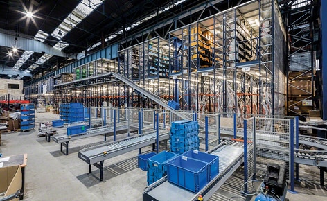 Estantes para picking com passarelas e um completo circuito de transportadores impulsionam o e-commerce de um distribuidor de peças de reposição para o setor de automação Estantes para picking com passarelas e um completo circuito de transportadores impulsionam o e-commerce de um distribuidor de peças de reposição para o setor de automação