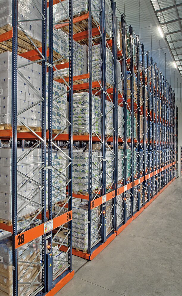 A Mecalux equipou o novo armazém frigorífico de 3.000 m² com 22 estantes móveis de 10 m de altura e 38 m de comprimento