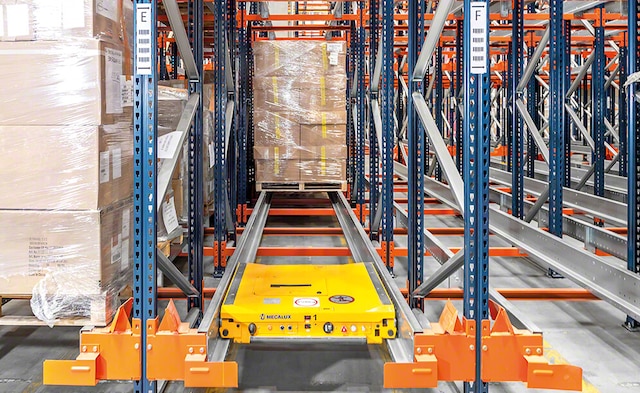A Mecalux forneceu o sistema Pallet Shuttle ao centro de distribuição que a vente-privee