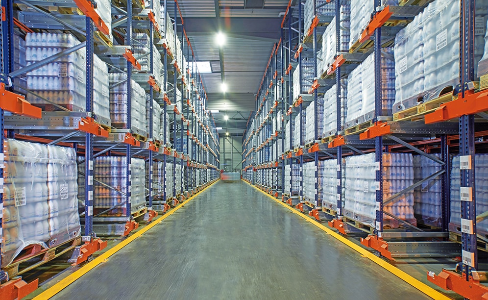 O armazém da SLVA pode armazenar um total de 7.424 paletes em uma superfície de 2.829 m²