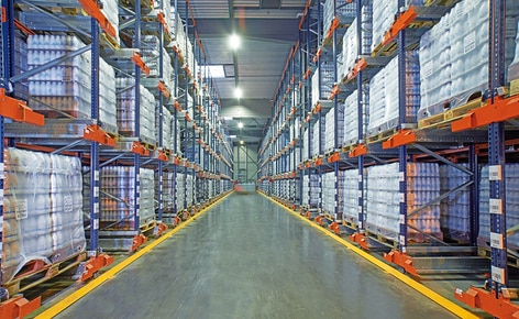 O fabricante lácteo SLVA consegue manipular e armazenar mais de 7.400 paletes com nove carros Pallet Shuttle em canais de até 20 m de profundidade O fabricante lácteo SLVA consegue manipular e armazenar mais de 7.400 paletes com nove carros Pallet Shuttle em canais de até 20 m de profundidade
