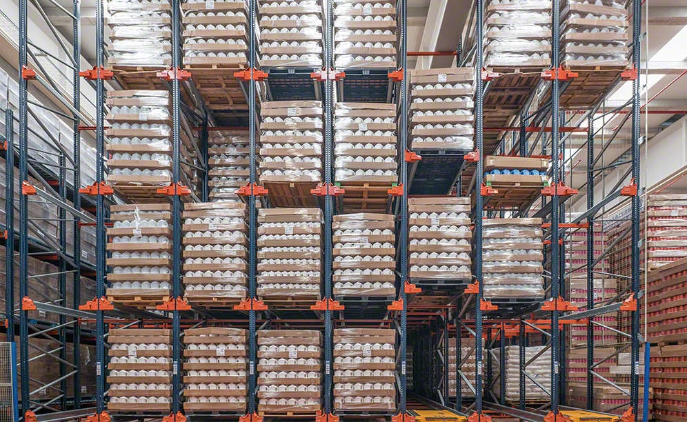 Dois sistemas de armazenamento para produtos químicos de limpeza Dois sistemas de armazenamento para produtos químicos de limpeza