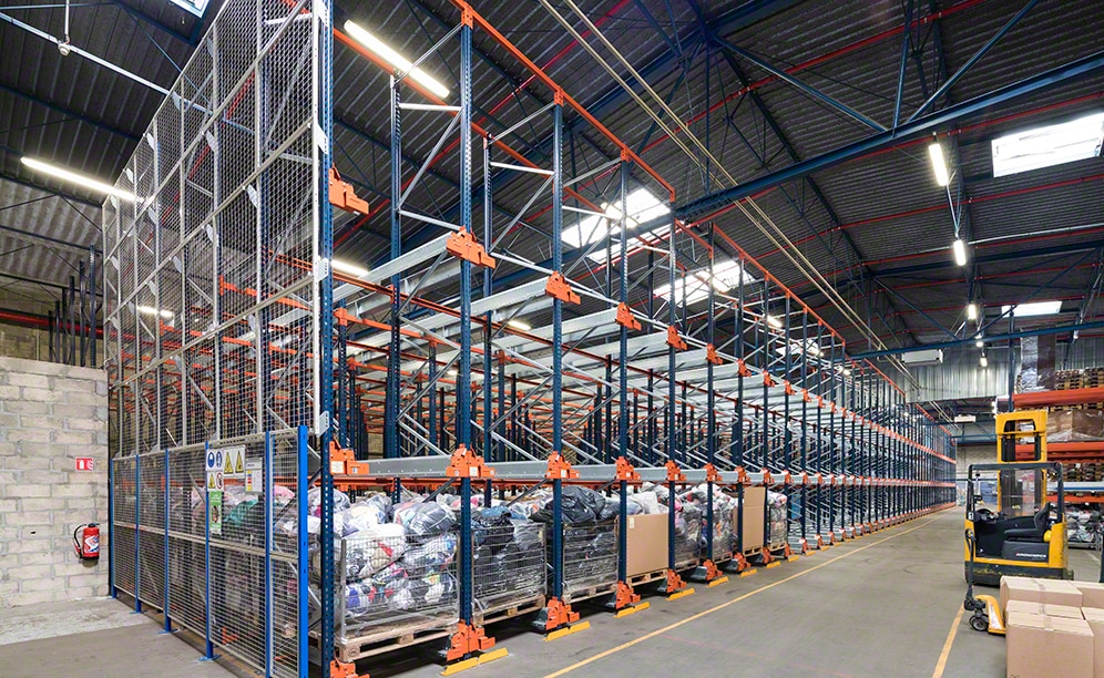 O Pallet Shuttle se desloca pelo interior do canal com total autonomia O Pallet Shuttle se desloca pelo interior do canal com total autonomia