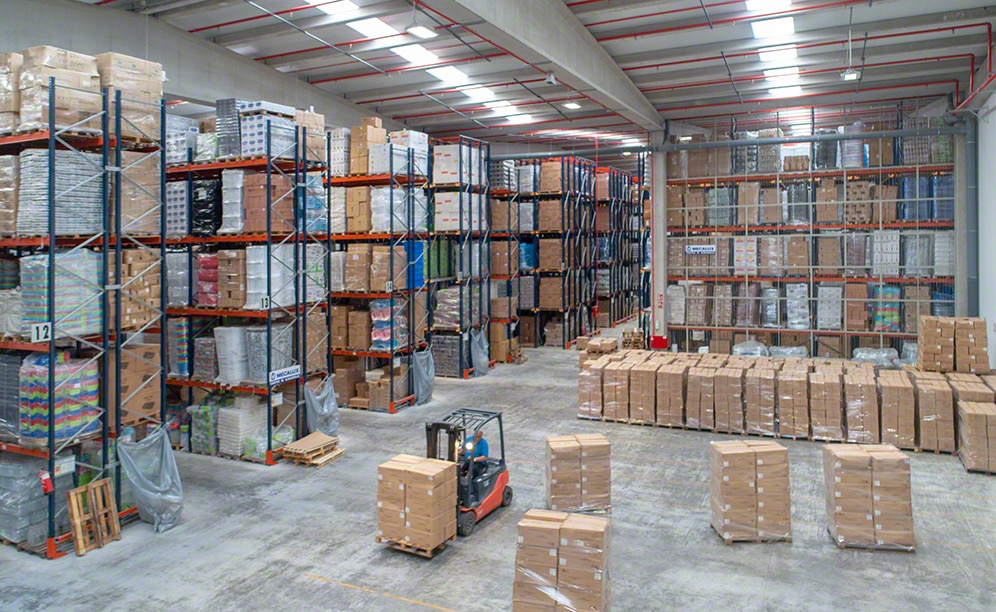 O armazém da Plásticos Vidal com produtos das lojas multipreço em Valência O armazém da Plásticos Vidal com produtos das lojas multipreço em Valência