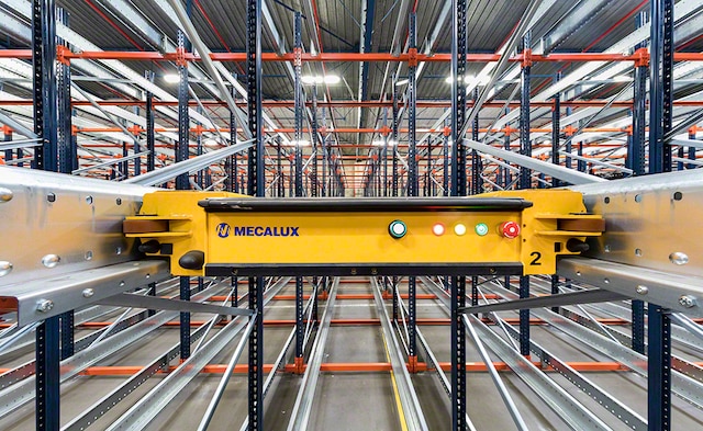 Pallet Shuttle semiautomático no armazém da Croix Rouge na França